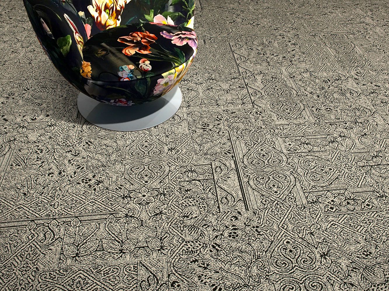 Detail of Interface DL924 carpet tile with floral chair numéro d’image 2